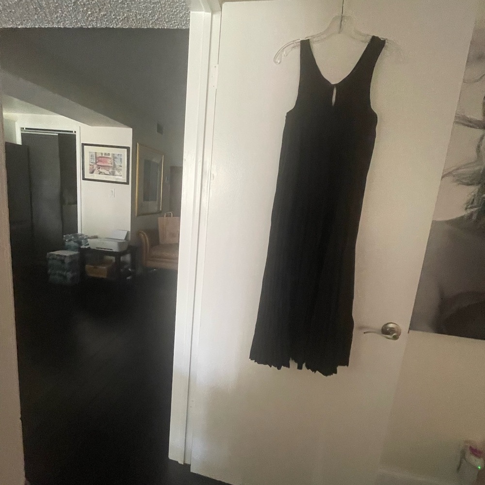 Classic Sleeveless pleated midi Black Dress - Timeless A-Line Style